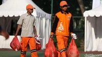 Pasukan oranye menenteng sembako yang dijual murah oleh BPJS Ketenagakerjaan. Dalam pasar murah itu paket sembako berisi 5 kg beras, 900 ml minyak goreng, 1 kg gula pasir, dan 1 kg daging sapi dijual Rp 100 ribu.
