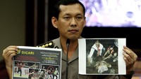 Kabid Humas Polda Metro Jaya Kombes (Pol) Awi Setiyono menunjukkan foto-foto penganiayaan terhadap Brigadir Yudhawan.