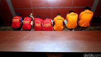 Para tersangka kerusuhan di GBK berinisial J, MDN, RH, AF, MF, MR, RF, dan A. Khusus AF tidak ditahan karena masih di bawah umur, tetapi proses hukum terus berlanjut.
