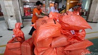 Aktivitas pengiriman barang di Kantor Pos Pusat, Jakarta terlihat sibuk.