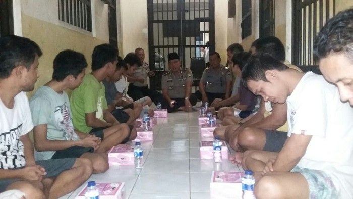 Cara Unik Polisi Buka Puasa, Makan Bareng Tahanan hingga Lesehan