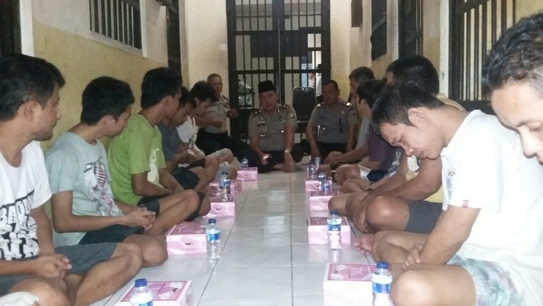Cara Unik Polisi Buka Puasa, Makan Bareng Tahanan hingga 