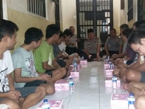Cara Unik Polisi Buka Puasa, Makan Bareng Tahanan hingga Lesehan