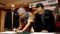 GM Resource & Mobilization Dompet Dhuafa Urip Budiarto, Direktur Keuangan dan Umum Dompet Dhuafa Losa Priyaman, Presiden Direktur FWD Life Rudi Kamdani, serta Chief of Product Proposition & Sharia Ade Bungsu melakukan penandatanganan di kerjasama.