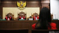 Dalam pertimbangannya majelis berpendapat bahwa dakwaan yang telah disusun oleh Jaksa Penuntut Umum telah jelas dan lengkap. Sehingga eksepsi kuasa hukum Jessica yang menyatakan bahwa ada kecacatan dalam surat dakwaan ditolak.
