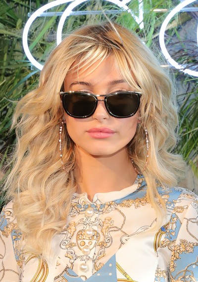kacamata hitam NEW YORK, NY - JUNE 22: Hailey Baldwin attends the