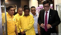 Idrus Marham didampingi sejumlah elite Golkar meninggalkan Kemenkum HAM usai menyerahkan daftar kepengurusan.