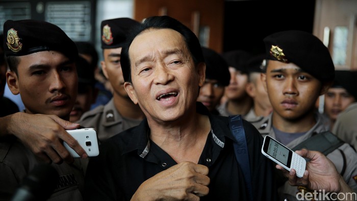 Ayah Mirna Usai Putusan Sela --- Darmawan Salihin usai mengikuti sidang putusan sela pada kasus pembunuhan putrinya Mirna Salihin  di di PN Jakarta Pusat, Selasa (28/6/2016) dengan terdakwa Jessica Kumala Wongso.