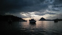 Jika liburan ke Labuan Bajo, tentu traveler tidak boleh melewatkan kulineran di Kampung Ujung. Sekalian melihat sunset indah yang mempesona (Elisha/detikTravel)