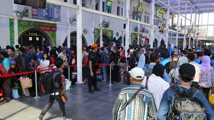 Pemudik lebaran Idul Fitri 1437 H memadati Stasiun Pasar Senen Jakarta Selasa (28/6/2016).