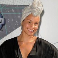 Selain bentuk ekspresi, Alicia juga merasa keputusannya menghindari pakai makeup menjadi langkah tepat untuk kesehatan kulitnya. Belasan tahun berkarier di dunia musik dengan selalu ber-makeup tebal membuat kulitnya menjadi rusak. Tanpa makeup tebal, kulitnya kini lebih bisa bernapas dan masalah kulit jadi mudah teratasi. (Foto: Getty Images)