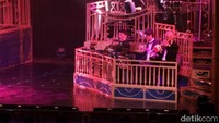 Jika tak suka opera, bisa juga memilih opsi mendengarkan orkestra. Ada penampilan orkestra yang tersaji di hampir setiap malamnya. Siap-siap dimanjakan dengan suara yang merdu (Hany/detikTravel) Setelah selesai makan, ada banyak kegiatan lain yang bisa dipilih. Yang satu ini adalah menonton operet atau drama. Jangan kuatir dengan kualitasnya, dijamin tak kalah dengan yang ada di Broadway! (Hany/detikTravel)