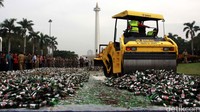 19.628 botol minuman keras beralkohol dimusnahkan di Silang Monas Jakarta, Selasa (28/6/2016). 