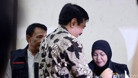 Djarot memakaikan rompi kepada anggota Forum Kewaspadaan Dini Masyarakat (FKDM).