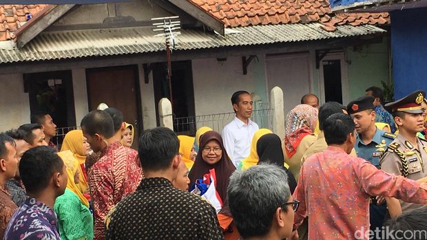 Jelang Buka Puasa, Jokowi Bagi-bagi Sembako ke Warga Bogor