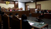 Setelah eksepsi ditolak, persidangan terdakwa Jessica Kumala Wongso dilanjutkan dengan agenda pemeriksaan saksi-saksi. Persidangan itu akan dilanjutkan lagi usai lebaran.