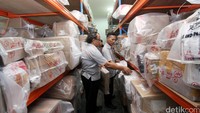 Pekerja melakukan penyortiran paket di Kantor Pos Pusat, Jakarta, Selasa (28/6/2016). 