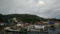 Letaknya ada di dekat Pasar TPI, atau tidak jauh dari Pelabuhan Labuan Bajo. Sambil makan, traveler bisa melihat barisan kapal yang sedang ditambatkan (Elisha/detikTravel)