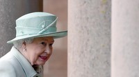 Tahun 2002, perayaan untuk 50 tahun Ratu di atas takhta datang pada tahun yang sama dengan kematian ibu dan adik perempuannya sendiri Margaret. (REUTERS/Clodagh Kilcoyne)