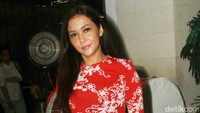 Pada kesempatan itu, dia mengenakan dress merah bermotif putih dan sepatu putih. Pool/Gus Mun/detikFoto.
