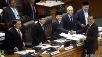 Ketua DPR Ade Komarudin menerima berkas hasil pengesahan Badan Anggaran yang diberikan oleh Ketua Bangar, Kahar Muzakir.