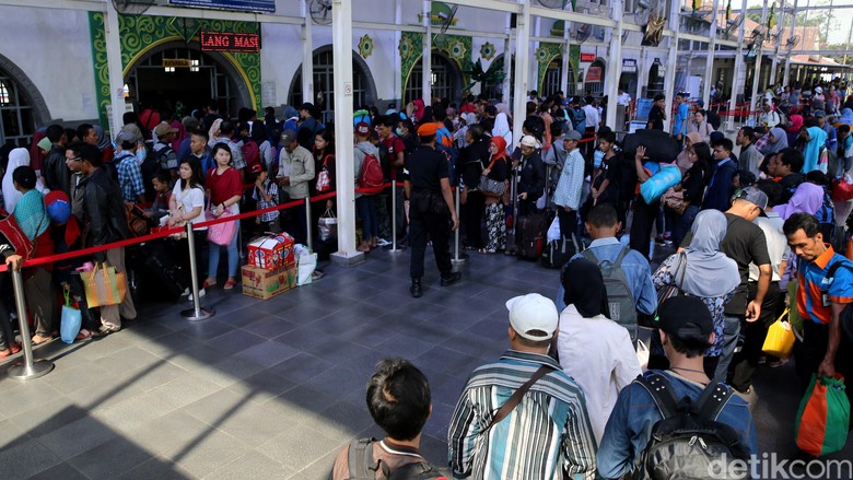 700 Ribu Penumpang akan Mudik dari Stasiun Gambir dan Senen 700 Ribu Penumpang akan Mudik dari Stasiun Gambir dan Senen