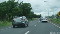 Gaya berkendara peserta harus disesuaikan dengan gaya berlalu-lintas masyarakat Vietnam yang unik. Benar saja, baru keluar dari hotel peserta harus ekstra hati-hati untuk menyeberangi sebuah persimpangan. Lampu lalu lintas seakan tak berarti karena banyak yang menerobos jalan. Ditambah lagi dengan motor yang melawan arus.Tak lama dari itu, pemandu test drive juga memperingatkan ada motor yang melawan arus. Di sini memang harus ekstra hati-hati dalam mengendarai mobil.
