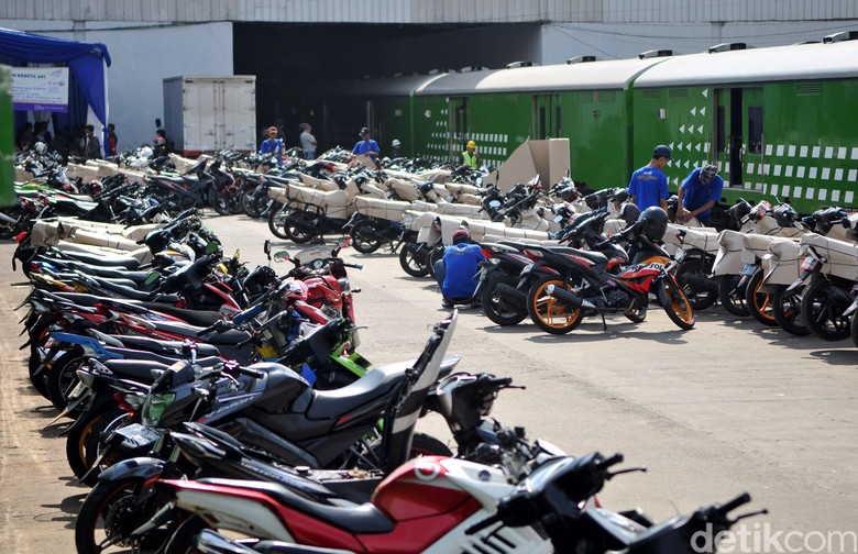 Ekspedisi pengiriman motor. Foto: Rachman Haryanto Ekspedisi pengiriman motor. Foto: Rachman Haryanto