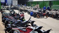Bodi motor ditutupi dengan kardus sebelum dinaikkan ke kereta api.