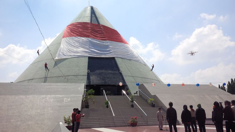 Pemasangan bendera raksasa di Monumen Yogya Kembali (Monjali), Rabu 29 Juni 2016