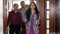 Damayanti memasuki ruang sidang di pengadilan Tipikor di PN Jakarta Pusat.