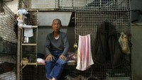 Para penghuni rumah kandang ini hanya bisa selonjoran atau duduk bersila di dalam kotak tersebut, sama sekali tidak bisa berdiri. (Reuters)