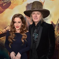  Menjadi anak seorang mantan Raja Rock n Roll tak menjamin kehidupan Lisa Marie Presley serba mudah. Pernah hidup bergelimang harta, mantan kekasih Michael Jackson ini terlilit utang hingga Rp 237 miliar pada Februari 2018. Tumpukan utang itu berasal dari tagihan kartu kredit dan utang gadai. Dilansir Social Gazette, Lisa menyalahkan manajer keuangan atas masalah finansial yang dialaminya. Foto: Kevin Winter