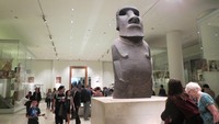 Yang dahsyat, British Museum juga punya patung Pulau Paskah yang besar itu. Inilah patung Hoa Hakananaia dari Rapa Nui, Pulau Paskah, Chile yang umurnya 800-1.000 tahun (Fitraya/detikTravel)