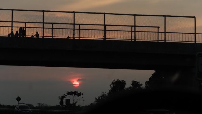 Menikmati Sunset Sambil Ngabuburit di Atas Jembatan Tol Cipali
