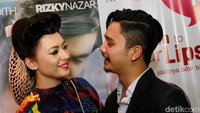 Derby seakan tak dapat melepaskan pandangannya dari Claudia. Pool/Gus Mun/detikFoto.
