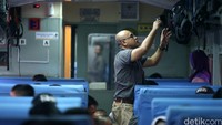 Pemudik menata barang bawaan di dalam kereta.