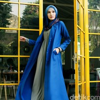 Wardrobe: Zoya. Fotografer: Denny Tjan. Makeup Artist: Zoya. Lokasi: Twin House Restaurant, Jl Cipete Raya No.1A, Cipete, Cilandak, Jakarta Selatan. Stylist: Arina Yulistara & Daniel Ngantung. Model: Dhini Aminarti.