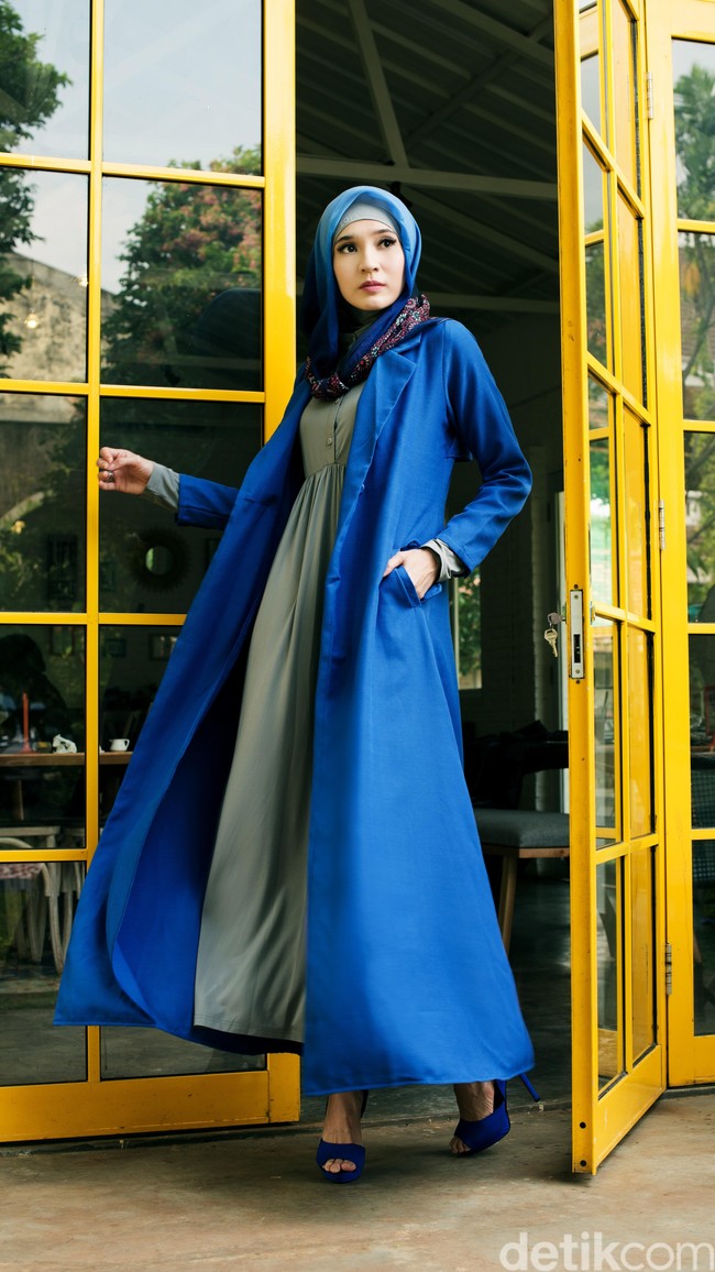 Wardrobe: Zoya. Fotografer: Denny Tjan. Makeup Artist: Zoya. Lokasi: Twin House Restaurant, Jl Cipete Raya No.1A, Cipete, Cilandak, Jakarta Selatan. Stylist: Arina Yulistara & Daniel Ngantung. Model: Dhini Aminarti.