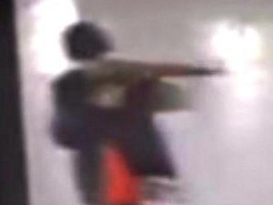 Tampang Teroris dan Senjata AK-47 yang Dipakainya di Bandara Istanbul