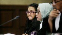 Damayanti menyimak keterangan para saksi.