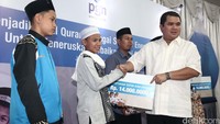 Direktur Utama PT Perusahaan Gas Negara (PGN) Hendi Prio Santoso (tengah) memberikan santunan secara simbolis kepada anak yatim dan yayasan dalam acara buka bersama anak yatim piatu di Masjid PGN, Jakarta, Selasa (28/6) malam.