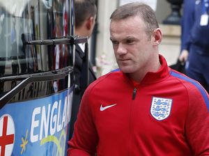 Shearer Sarankan Rooney Bersikap Egois dan Pensiun dari The Three Lions