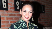 Bibirnya dipoles lipstik merah menyala.