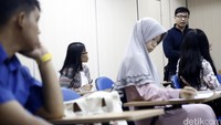 Petugas mendapat pelatihan di Panin Dai-ichi Life Academy.