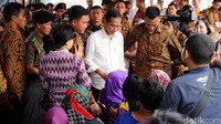 Jokowi menyapa warga lansia dan membagikan 1.000 paket sembako.