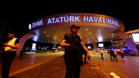 Polisi berjaga di depan bandara. REUTERS/Murad Sezer.
