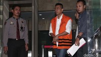Sanusi memilih diam dan tak berkomentar apapun.
