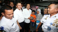 Daya Rizal Ramli dan Ignasius Jonan menyapa pemudik.