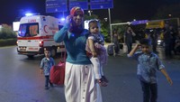 Usai ledakan bom, warga sibuk menghubungi keluarga mereka. REUTERS/Murad Sezer.
